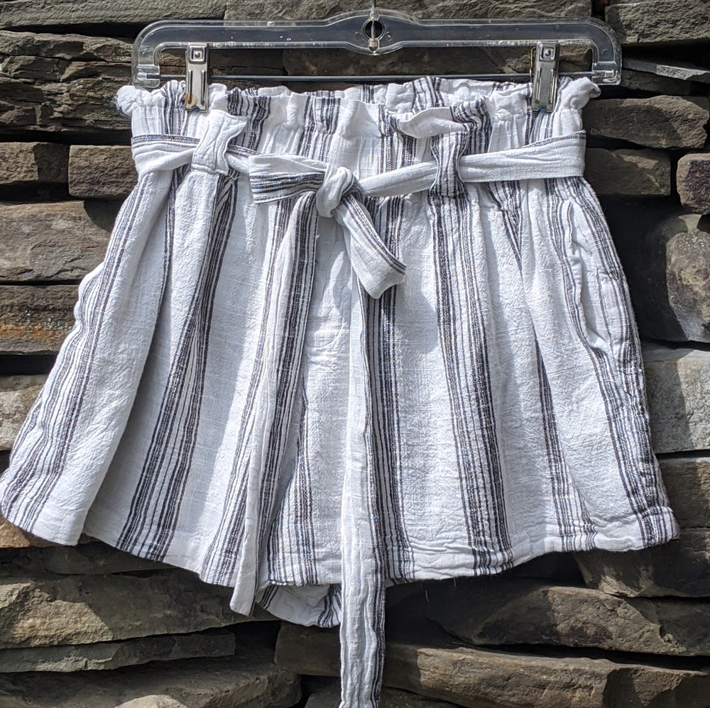 BOGO!!! ENTIRE CLOSETHigh-waisted paper bag shorts